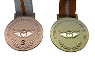 Αυξημένα μετάλλια βραβείων μετάλλων λογότυπων που σχεδιάζονται εξαίσια με το τυπωμένο κορδόνι