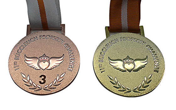 Κίνα Αυξημένα μετάλλια βραβείων μετάλλων λογότυπων που σχεδιάζονται εξαίσια με το τυπωμένο κορδόνι διανομέας