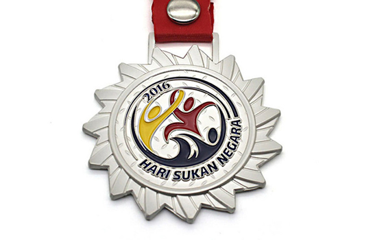 Κίνα Προσαρμοσμένα αθλητικά μετάλλια χρώματος και αποτυπωμένο σε ανάγλυφο κορδέλλες βάρος σχεδίου 30g λογότυπων διανομέας